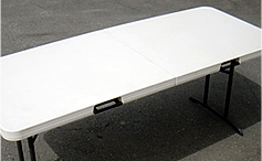 大きく安定したテーブルを使用しています。（185cm×75cm）<br/>※テーブルの台数は、ご注文の人数に応じてご用意致します。