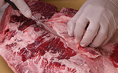 肉は一ブロックごとに余分な筋、油等を丁寧にトリミング